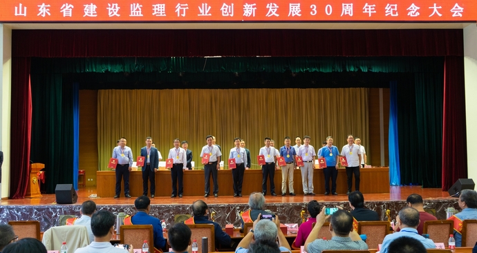 紀森領(lǐng)獎.jpg 紀森領(lǐng)獎.jpg